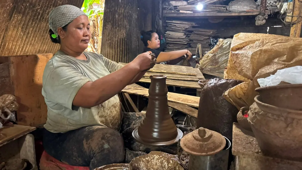 Pekerja di usaha gerabah milik Nyoman Subarana di Banjar Basang Tamiang, Desa Kapal, Kabupaten Badung.