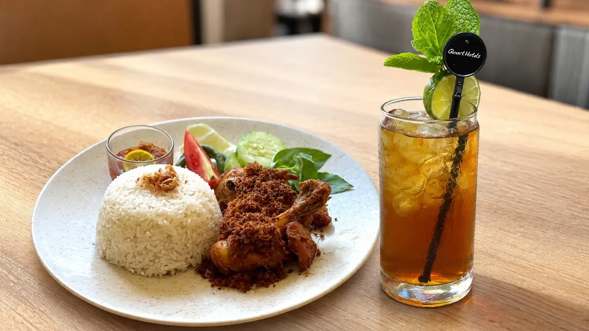 Sajian Ayam Lengkuas dan iced tea dalam promo Spesial MERDEKA 