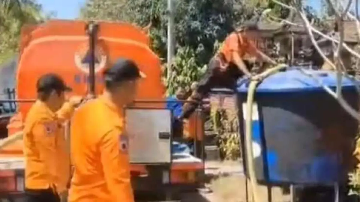 SEMAKIN KERONTANG : Petugas BPBD Jembrana mendistribusikan air bersih kepada warga terdampak kekeringan. (foto: BPBD Jembrana)