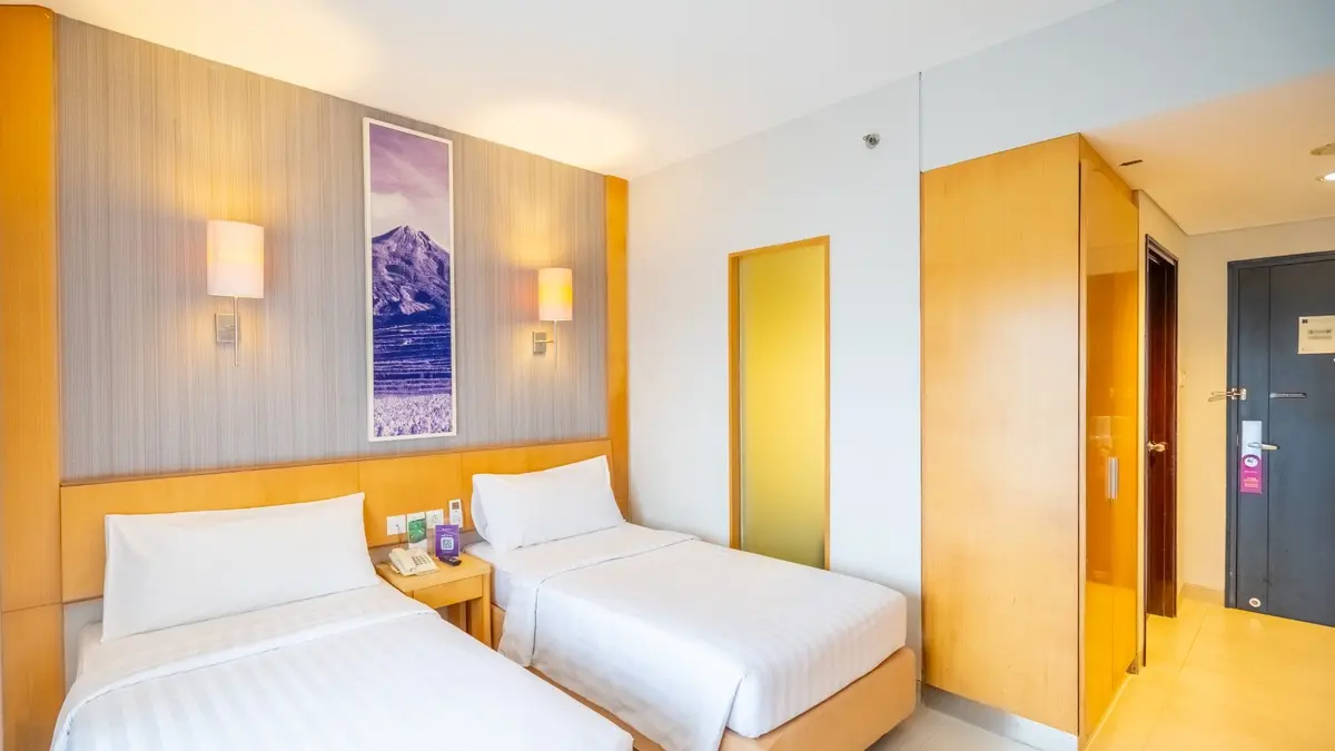 Suasana Kamar Superior Room Quest Hotel Kuta