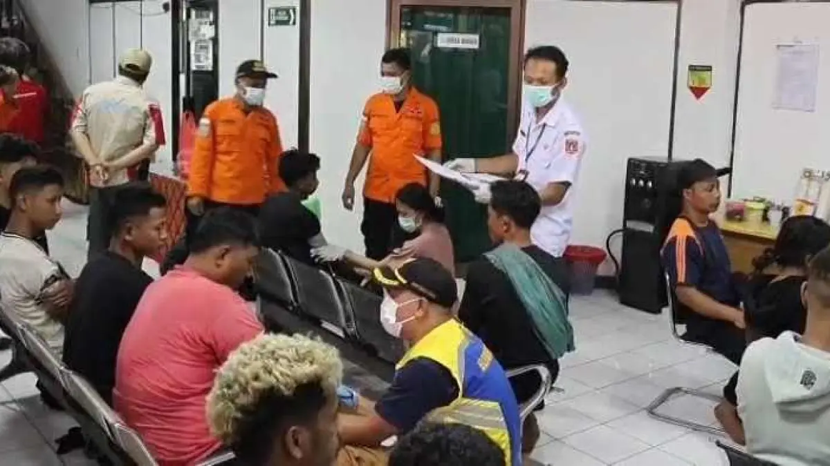 SYOK : Petugas melakukan penanganan kepada &nbsp;penumpang KMP Putri Yasmin tiba di Pelabuhan Padangbai.(Zulfika Rahman/Radar Bali)