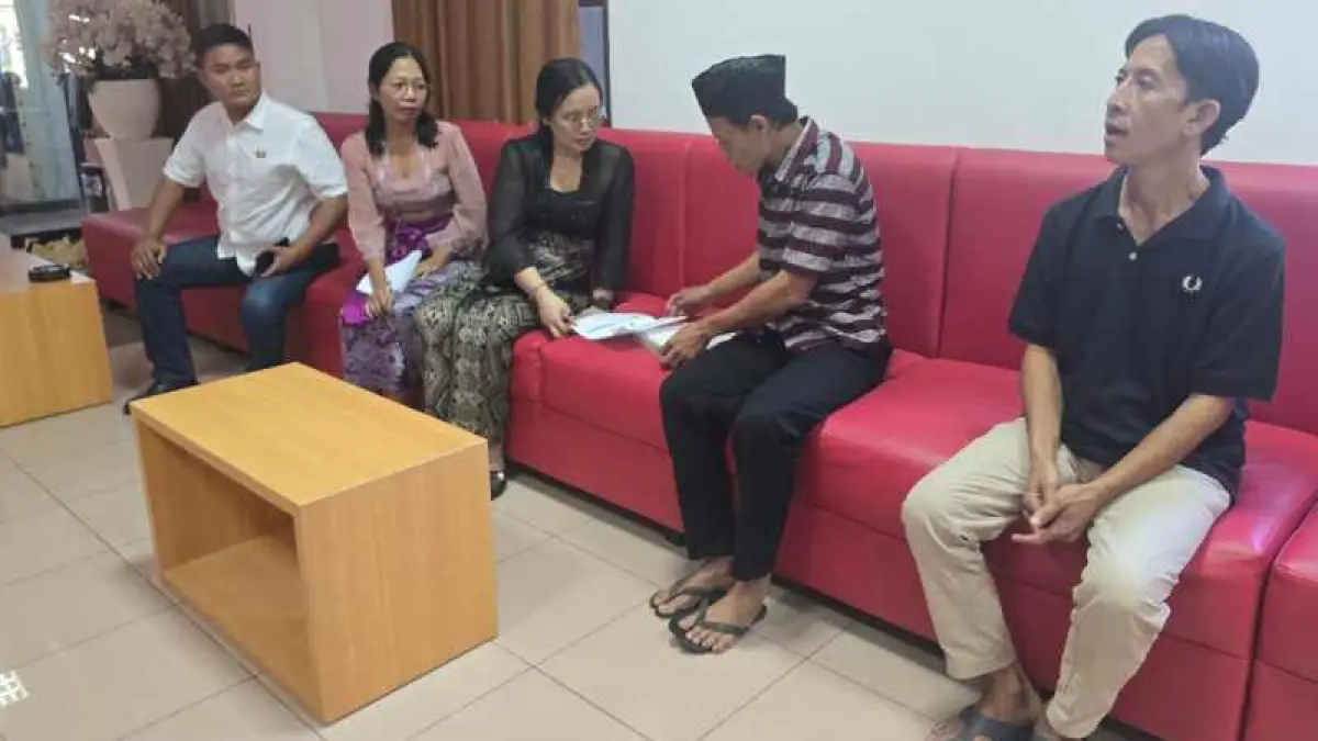 TAK ADA DUIT, TAK ADA PONSEL : Dua mantan warga binaan dari Rutan Gianyar ini bokek tanpa uang. (foto:istimewa)