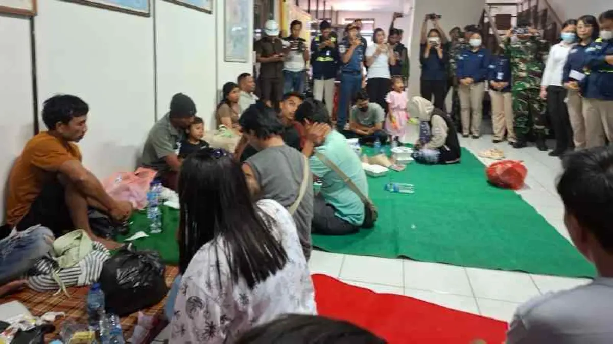 TERSELAMATKAN DARI NAHAS DI LAUTAN : Sebanyak 35 penumpang KMP Putri Yasmin tiba di Pelabuhan Padangbai. Mereka menjalani cek kesehatan untuk memastikan kondisi penumpang dalam kondisi sehat.&nbsp;(foto: Zulfika Rahman)