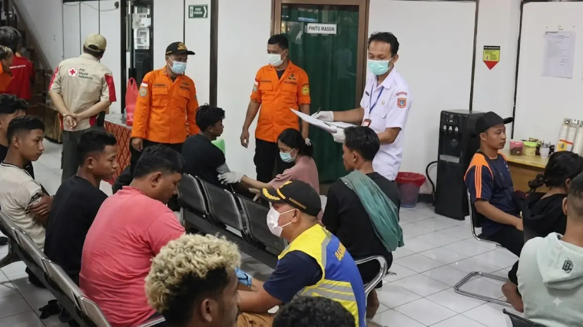 Tim SAR memeriksa penumpang yang berhasil diselamatkan dari KMP Putri Yasmin yang terbakar di Selat Lombok. 