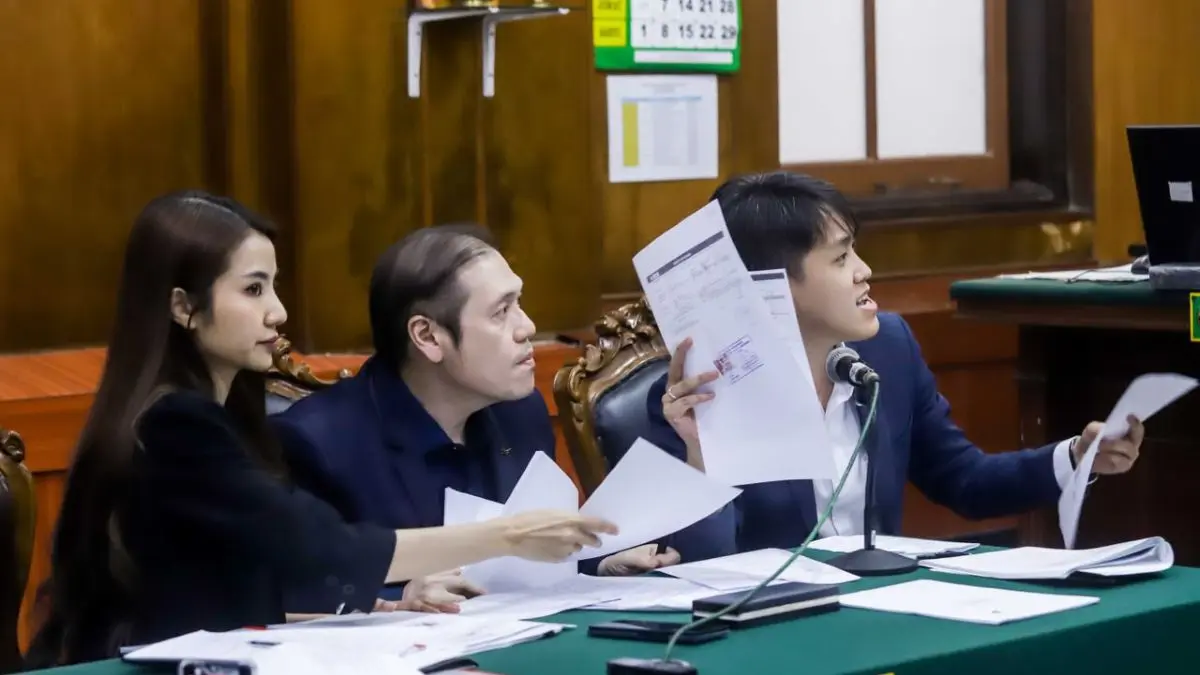 UNGKAP FAKTA: Kuasa hukum PT JFC, E.L Sajogo dari MS&A Law Firm ungkap fakta penggelembungan harga untuk biaya lobi lahan jadi Rp 50 miliar padahal harganya Rp 30 miliar. (Jawa Pos/radarbali.id)