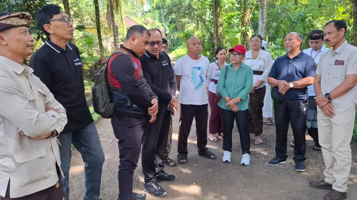 CEK LANGSUNG KE LOKASI : Komisi III DPRD Klungkung melakukan peninjauan ke lahan milik Pemprov Bali yang dikelola Dinas Pertanian Klungkung di Desa Selat, Kecamatan Klungkung. (dewa ayu pitri arisanti)