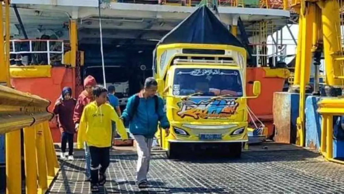 Ilustrasi aktivitas penyeberangan di dermaga Pelabuhan Padangbai saat kondisi normal. (Zulfika Rahman)