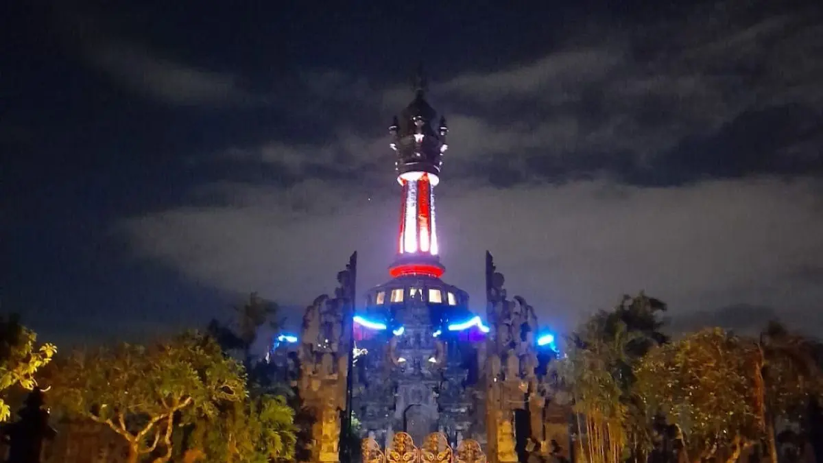 INDAH: Museum Perjuangan Rakyat Bali kawasan Jalan Raya Puputan, Denpasar dihiasi lampu dan bendera merah putih sambut HUT RI. (sumber untuk radarbali.id)