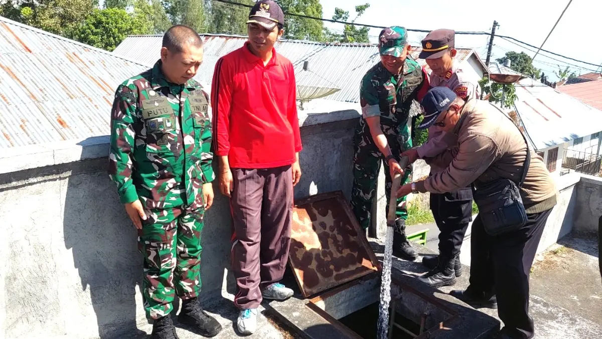 KRISIS AIR BERSIH  SAAT KEMARAU : Warga Siakin, Kintamani, Bangli kesulitan air bersih. (foto:istimewa)