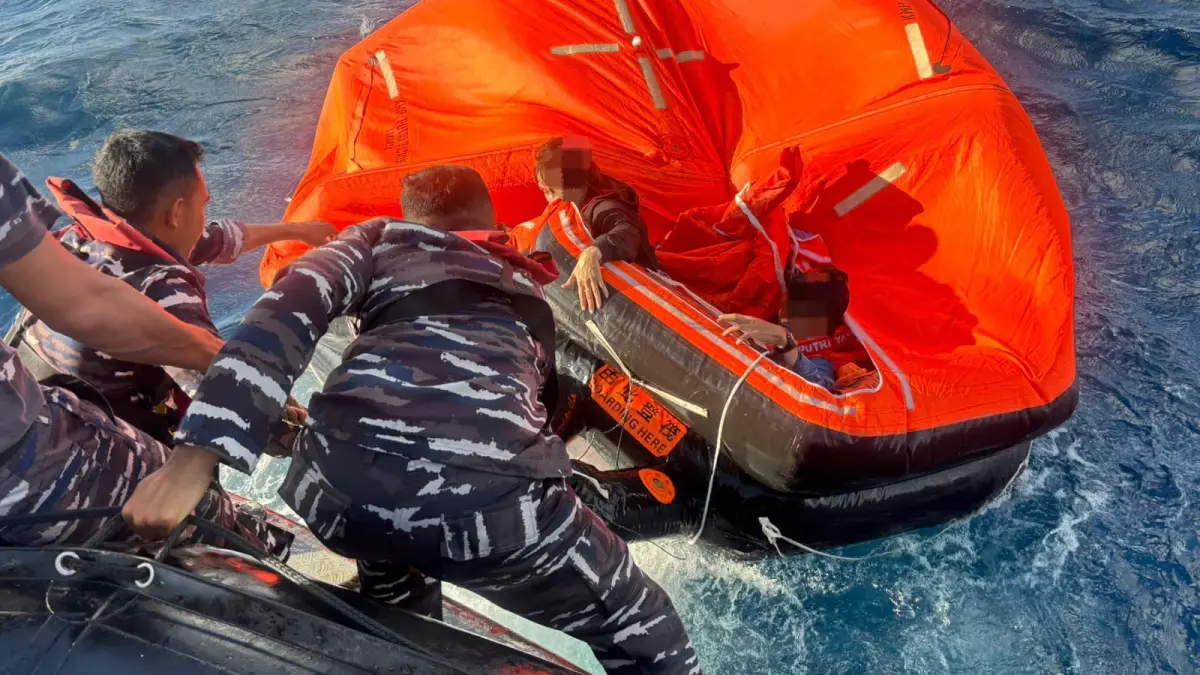 Personel TNI AL dari Lanal Mataram yang mengawaki Kapal Angkatan Laut (KAL) Lembar mengevakuasi penyintas KMP Putri Yasmin di perairan Selat Lombok, Nusa Tenggara Barat. Foto: Lanal Mataram.