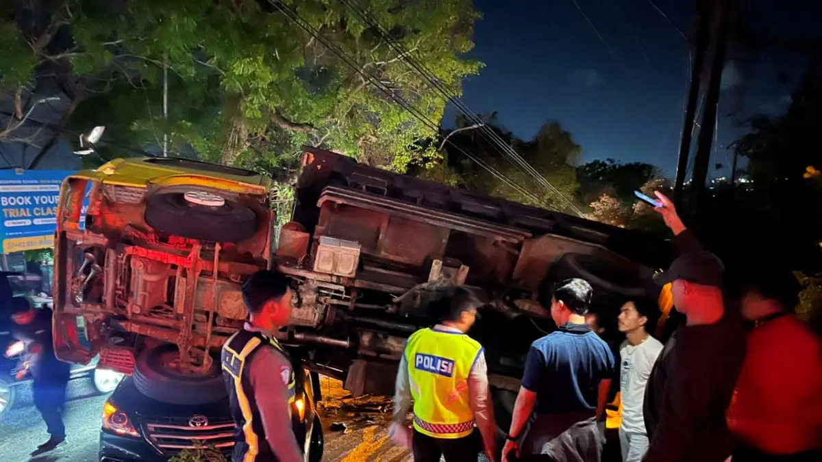 RAWAN CELAKA: Truk dump DR 8092 KU terguling setelah mengalami patah roda belakang kiri di Jalan Uluwatu, Jimbaran, Rabu (12/8/2026). 