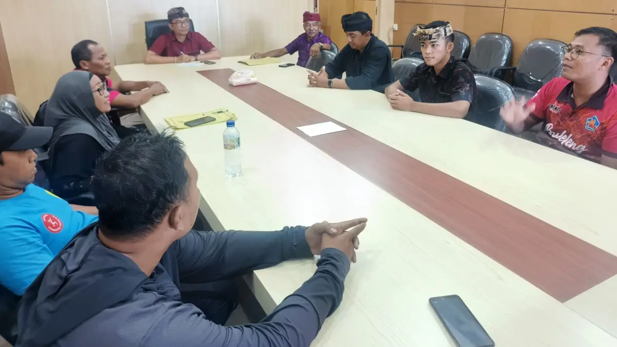 SAMPAIKAN KLARIFIKASI: Pertemuan untuk klarifikasi berkaitan dengan kegaduhan yang terjadi dalam lomba gerak jalan 45 kilometer tingkat dewasa putra kategori umum.( Foto: Disdikpora Buleleng untuk Radar Bali)