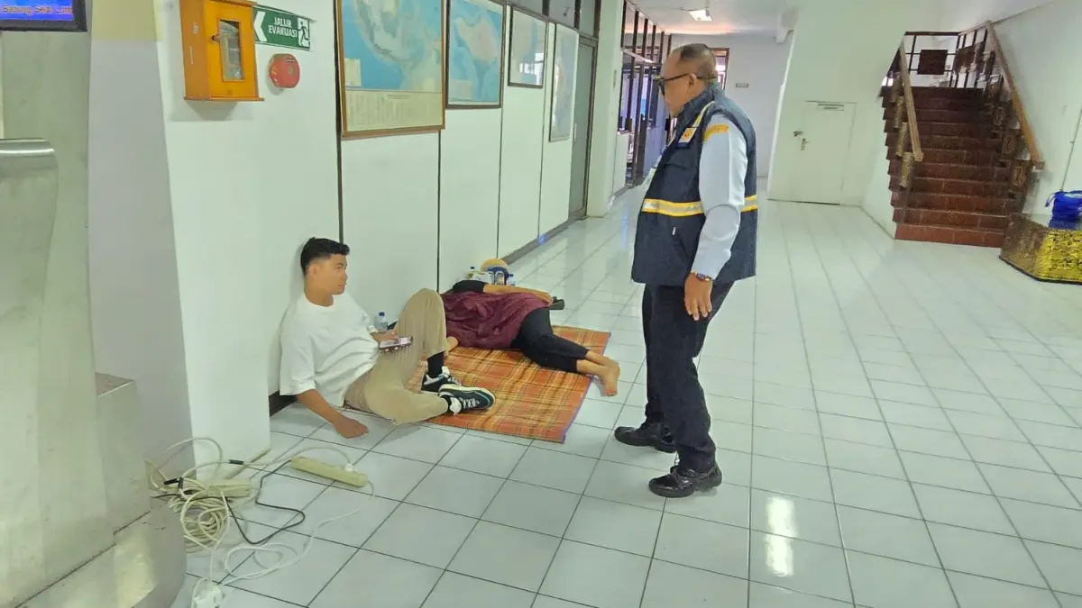 SYOK : Keluarga Selviana, salah satu penumpang kapal KMP Putri Yasmin masih menunggu informasi terkait pencarian karena belum ditemukan. (foto:Zulfika Rahman)
