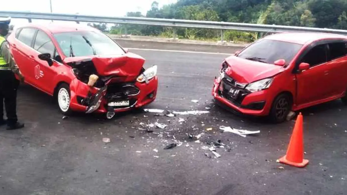 TABRAKAN SESAMA- MERAH : Tabrakan Ford Fiesta Merah versus Ayla Merah, berujung mobil sama-sama ringsek. (foto:istimewa)