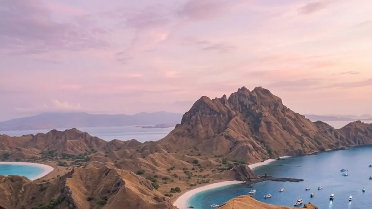 Kepanikan ratusan wisatawan domestik dan asing yang sedang berkunjung ke Pulau Padar saat gempa M 7,7 yang berpusat di Nagekeo, NTT. 