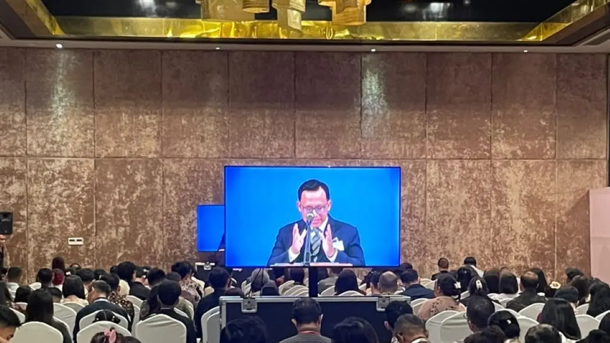 KHIDMAT: Salah seorang dari belasan pembicara saat menyampaikan khutbah di hadapan 1.000-an Pertemuan Regional Saksi-Saksi Yehuwa yang berlangsung di Bali Sunset Road Convention Centre sejak Jumat sampai Minggu, 14-16 Agustus 2026. (ist/radarbali.id) 
