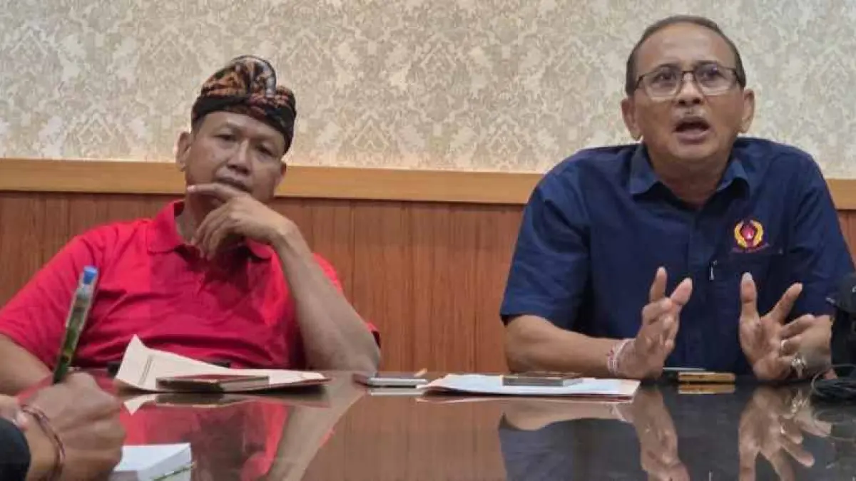KONTROVERSI : Ketua KONI Denpasar, Putu Yudi Atmika (kanan) di kantor KONI Denpasar. (Marsellus Pampur)