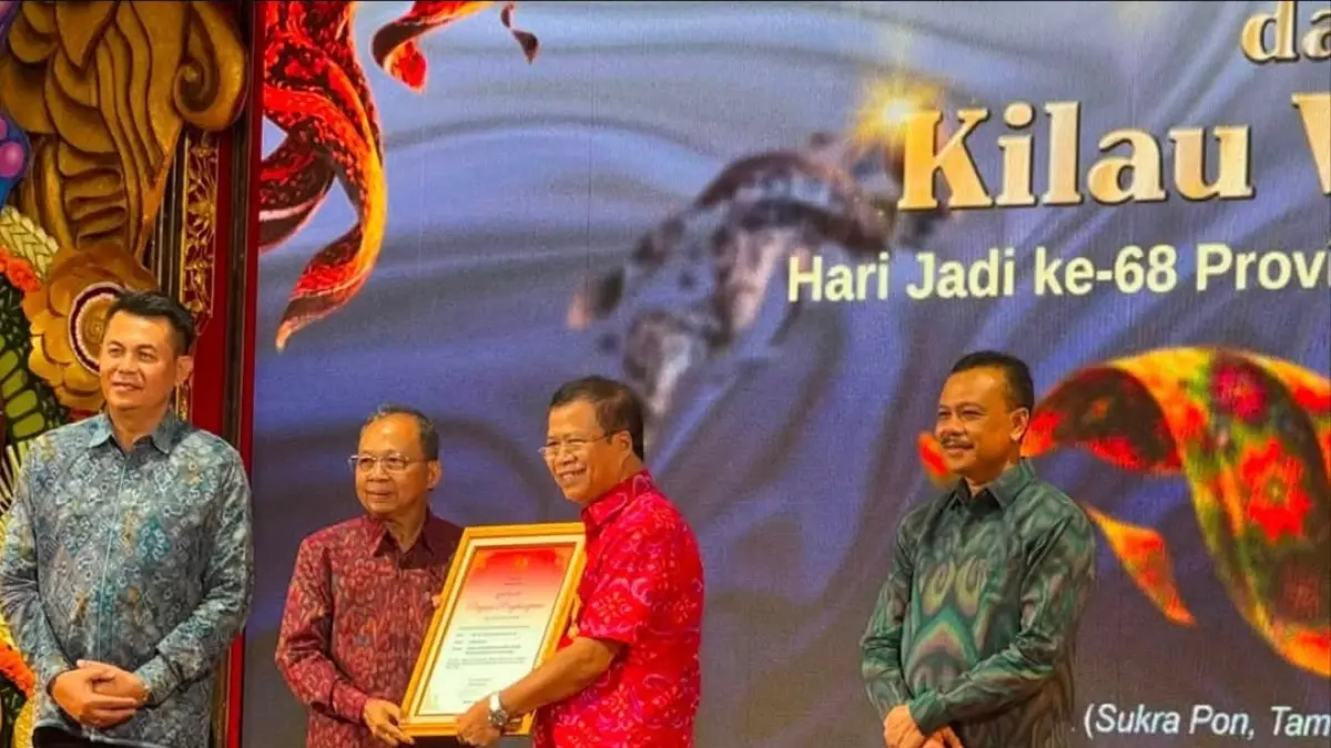 PENGHARGAAN TERTINGGI: Prof. I Nyoman Darma Putra (dua dari kanan) menerima anugerah Dharma Kusuma dari Gubernur Bali Dr. Wayan Koster. Sumber Foto: Istimewa