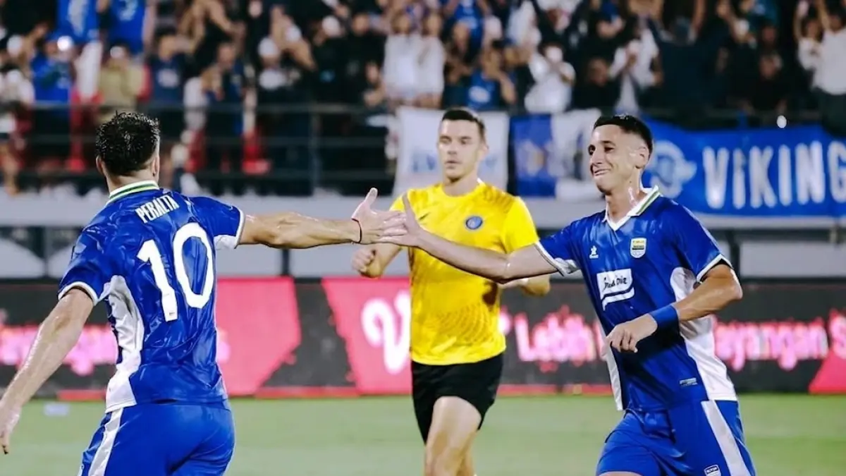 Peralta dan Luca Menalo merayakan gol ke gawang Sabah FC di Stadion Kapten I Wayan Dipta, Gianyar, Bali. 