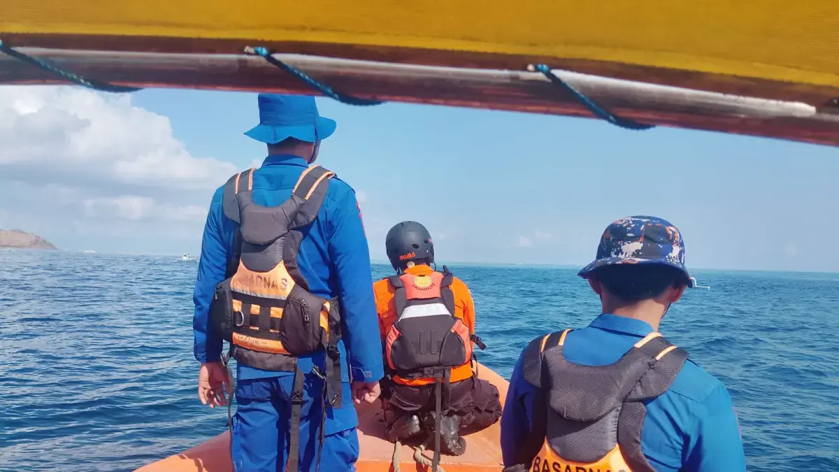 Petugas SAR gabungan mencari empat penumpang KMP Putri Yasmin yang terbakar di Selat Lombok. Pencarian diperluas di radius 35 mil laut hingga perairan Nusa Penida. Foto: Kantor SAR Mataram via Lombok Post. 