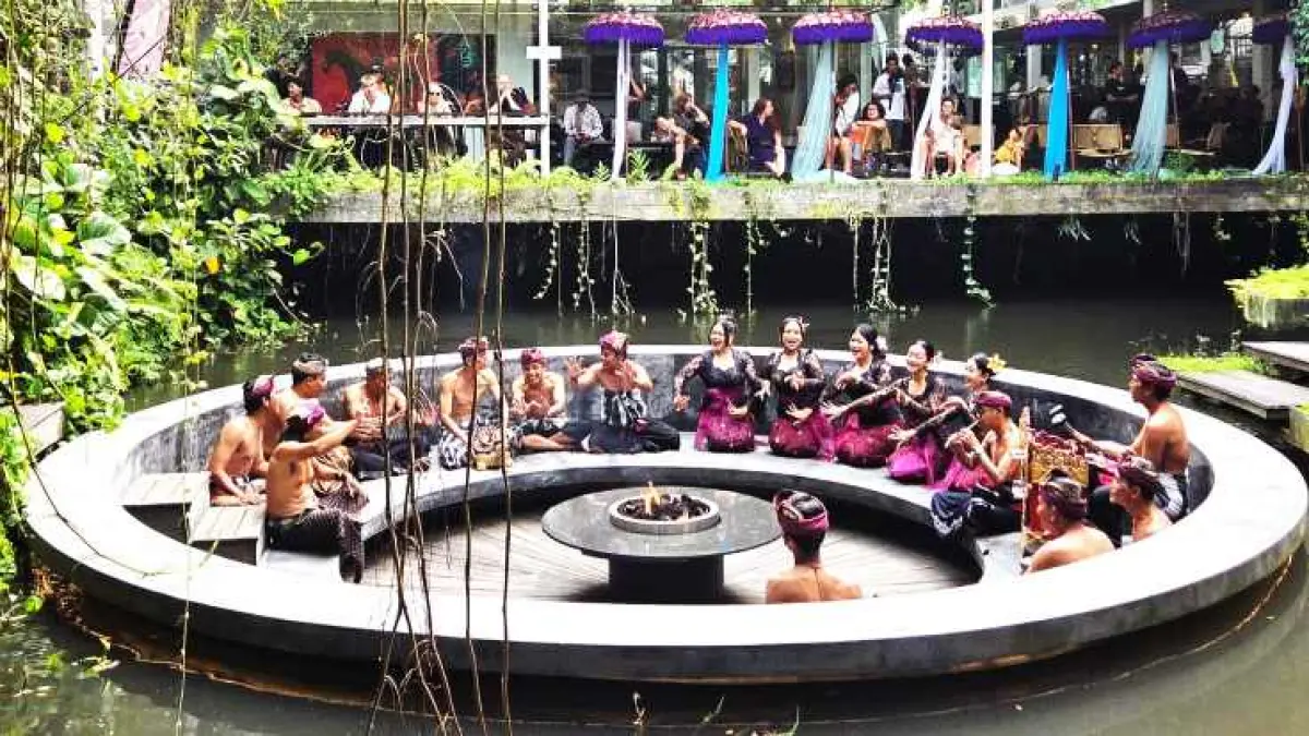 SEMARAK&nbsp; PEMBUKA FESTIVAL : Penampilan genjek dari Komunitas Sanggar Seni Pondok Pekak asal Ubud, Gianyar di pembukaan Ubud Folkfest, Jumat (14/8/2026). (foto: Marsellus Pampur)