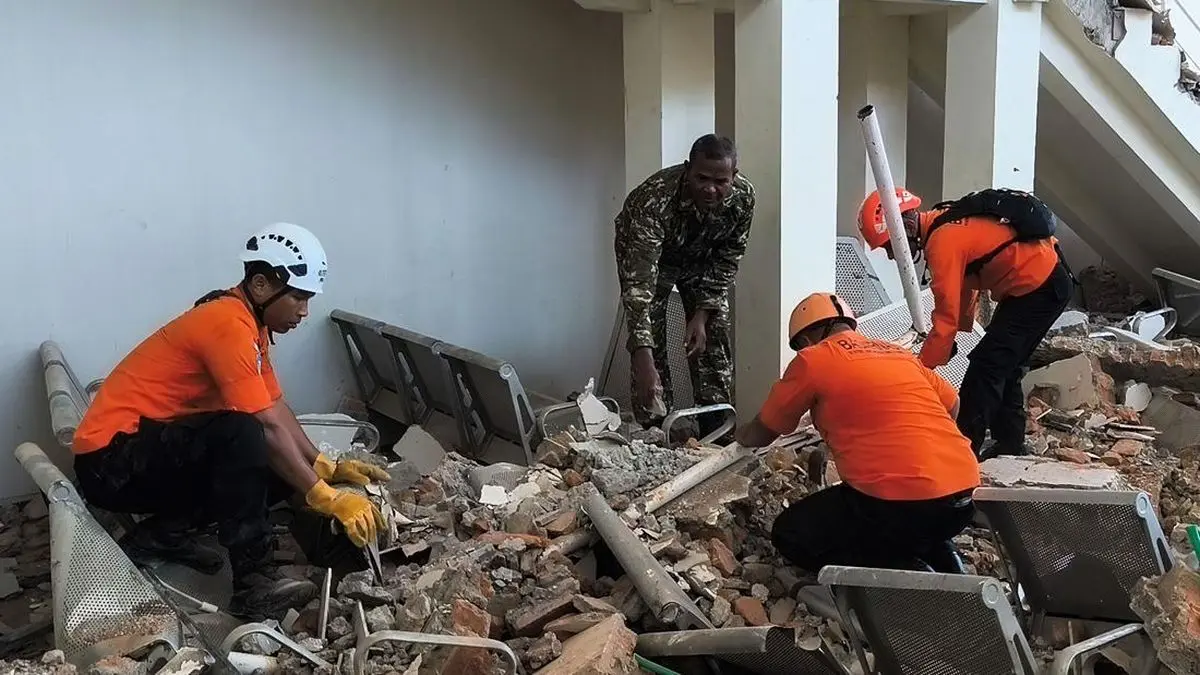 Tim SAR mencari korban yang tertimbun reruntuhan bangunan. Foto: BNPB