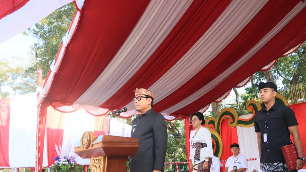 Wakil Wali Kota Denpasar I Kadek Agus Arya Wibawa saat apel upacara bendera dalam rangka memperingati Hari Jadi Ke-68 Provinsi Bali, Jumat (14/8) di Lapangan Lumintang, Denpasar.&nbsp;