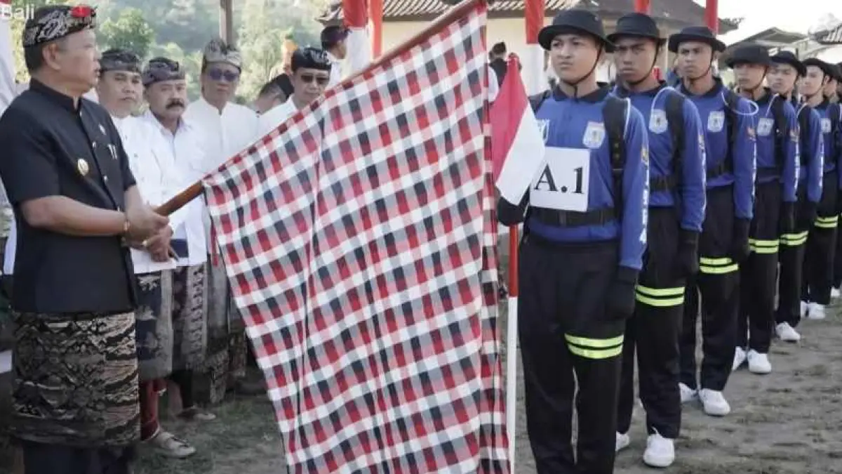 AJAK HAYATI PERJUANGAN PAHLAWAN : Wakil Bupati Karangasem Pandu Prapanca Lagosa (Guru Pandu) melepas peserta Napak Tilas Perjuangan Pahlawan Nasional I Gusti Ngurah Rai di Lapangan Dusun Pemuteran, Desa Pempatan, Kecamatan Rendang. (ist)