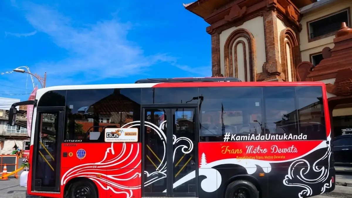 Bus Trans Metro Dewata yang adem, murah, dan tidak berdempetan dapat mengantarkan Anda ke berbagai tempat tujuan wisata di Bali.