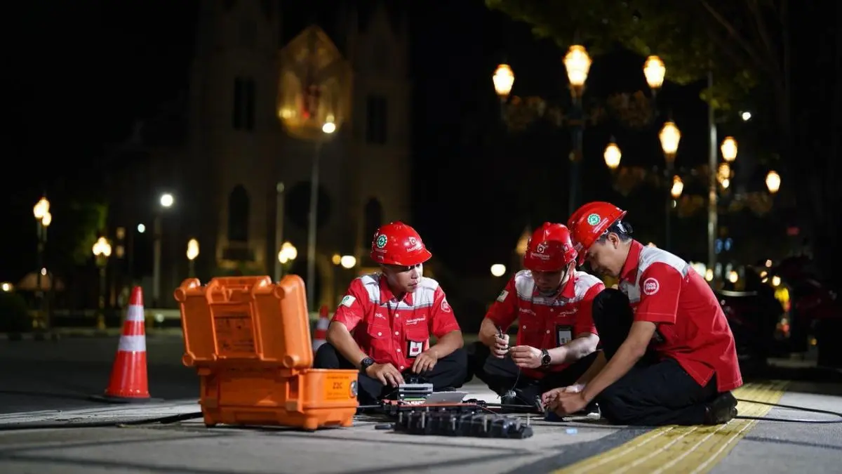 GERAK CEPAT: Di tengah tantangan pemutusan pasokan listrik dan kerusakan fisik perangkat, PT Telkom Indonesia (Persero) Tbk (Telkom) bergerak cepat menjaga urat nadi komunikasi digital warga tetap berdenyut. (Humas Telkom/radarbali.id)