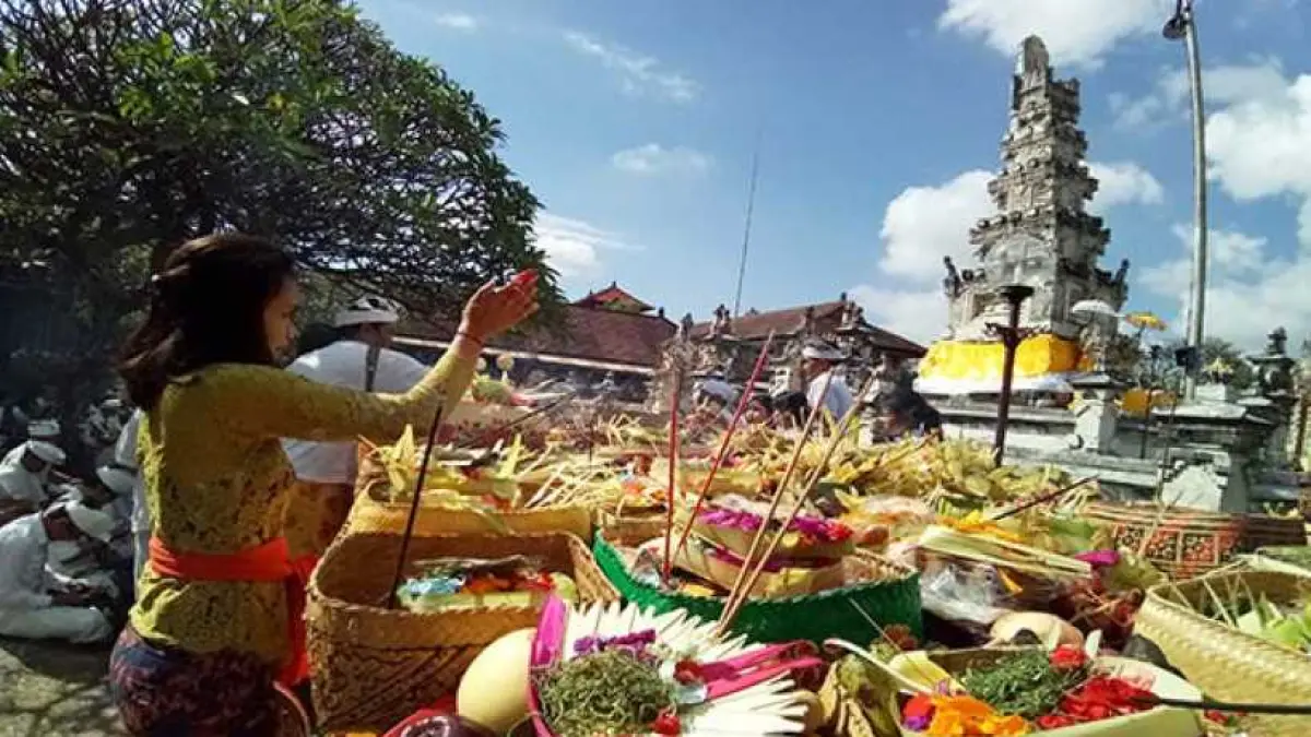 Ilustrasi Persembahyangan di Pura Jagatnatha, Denpasar. (Adrian Suwanto/Radar Bali)