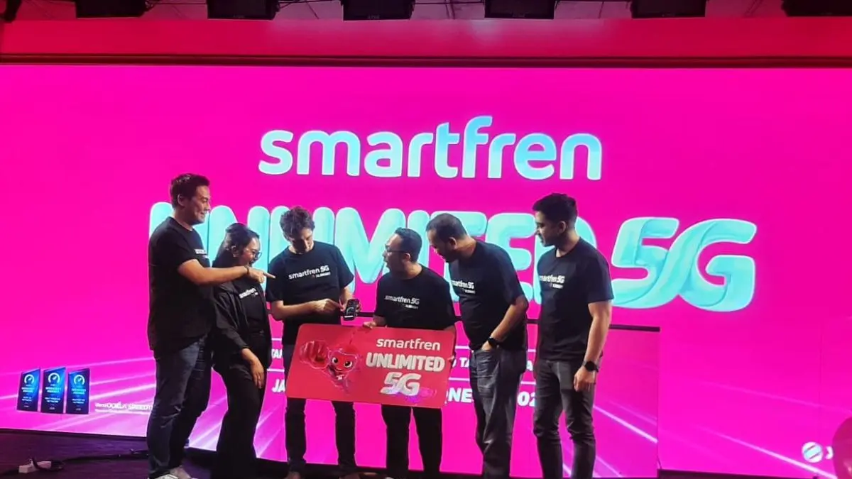 LEBIH CEPAT: Para petinggi SMARTFREN XLSMART saat peluncuran koneksi 5G unlimited di Kuta, Badung, Bali, Sabtu 15 Agustus 2026. (M.RIDWAN/radarbali.id)
