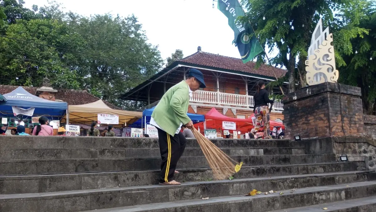 CEGAH TUMPUKAN SAMPAH : Petugas kebersihan saat membersihkan sejumlah sampah di areal Taman AA Karang Candra Bhuana yang menjadi lokasi pameran UMKM rangkaian HUT RI.&nbsp;[Foto zulfika Rahman]