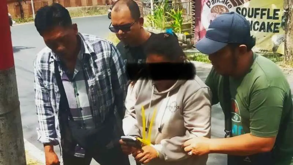CURI EMAS MAJIKAN : ART berinisial MLM (tengah,wajah tertutup) dijebloskan ke dalam sel tahanan Mapolres Tabanan. (foto: istimewa)