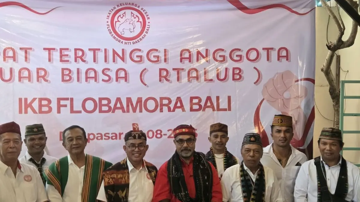 DIDUKUNG MAYORITAS: Sensilaus Dore (baju merah) terpilih menjadi Ketua Flobamora Bali periode 2026-2029. (Maresellus Pampur/radarbali.id)