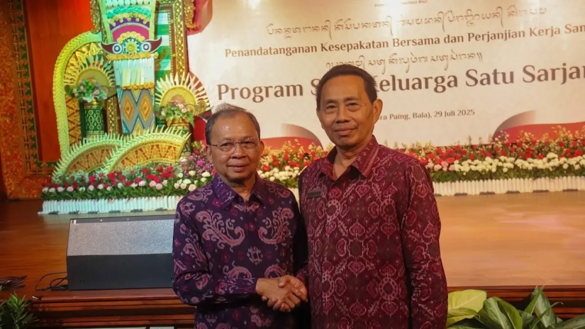 Gubernur Wayan Koster bersama Direktur Politeknik Pariwisata Bali, Dr. Drs. Ida Bagus Putu Puja, M.Kes dalam penandatanganan naskah kerja sama program Satu Keluarga Satu Sarjana. Foto: Politeknik Pariwisata Bali