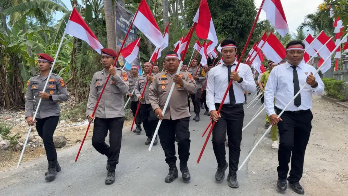 MERIAH MERAH PUTIH: Pemasangan 81 bendera merah puti oleh Polsek Nusa Penida bersama tenaga kesehatan, mahasiswa KKN, serta anak-anak sekolah . (Foto: Polsek Nusa Penida)