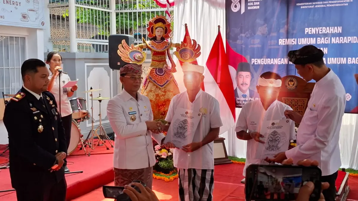 Sebanyak 88 warga binaan (WB) Rumah Tahanan Negara (Rutan) Kelas IIB Kabupaten Klungkung menerima remisi umum HUT ke-81 Kemerdekaan RI di halaman Rutan Klungkung, Senin (17/8). (Dewa Ayu Pitri Arisanti/Radar Bali)