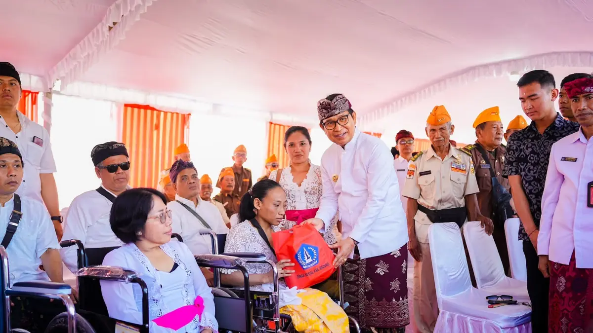 Bupati Wayan Adi Arnawa menjadi Inspektur Upacara saat Upacara Peringatan HUT. Ke-81 Kemerdekaan RI di Lapangan Pusat Pemerintahan (Puspem) Badung, Senin (17/8).