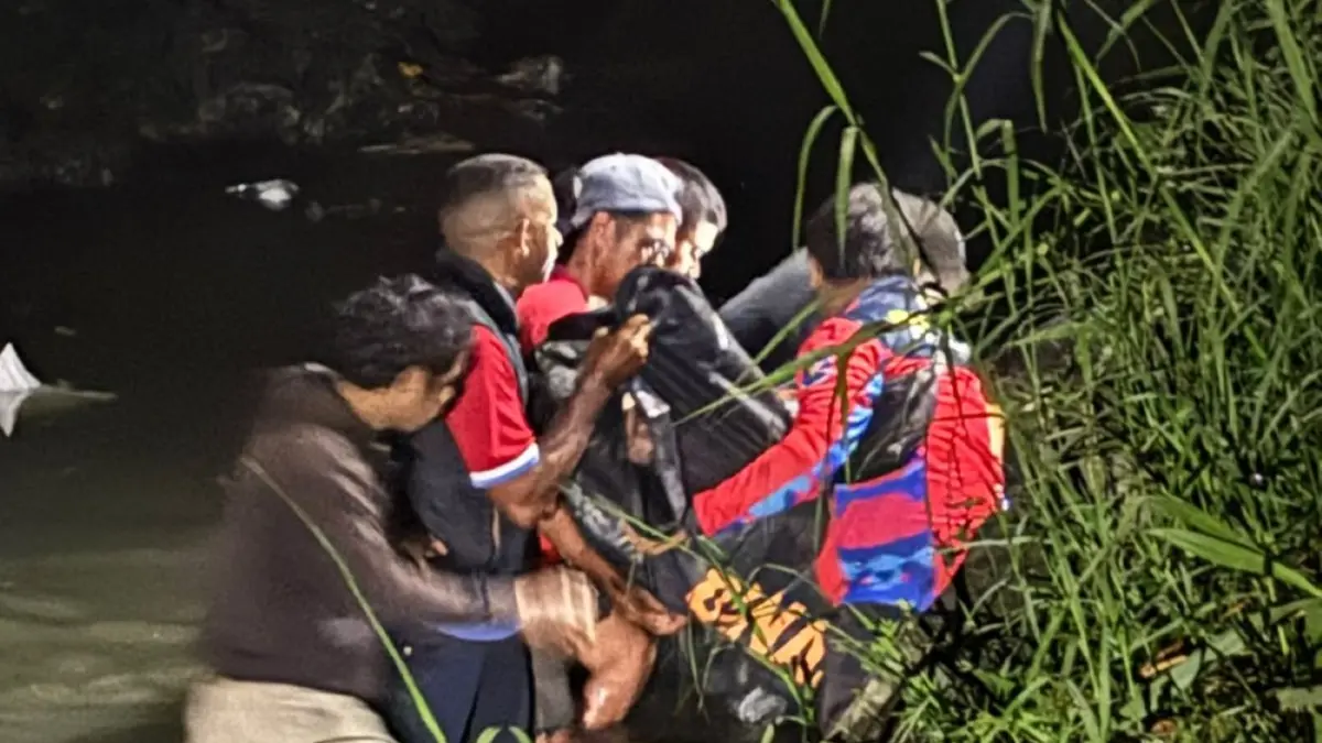 DICARI: Petugas mengevakuasi jenazah FF, pria asal NTT yang ditemukan tewas di aliran Tukad Mati, Desa Padangsambian Kelod, Denpasar Barat, Senin (17/8/2026). (IST/radarbali.id)