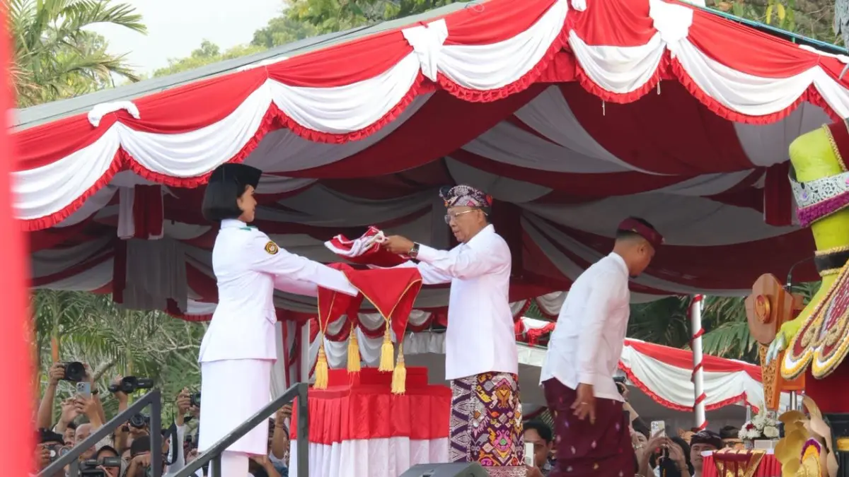 Gubernur Bali, Wayan Koster memimpin upacara peringatan Hari Ulang Tahun (HUT) ke-81 Kemerdekaan Republik Indonesia di Lapangan Niti Mandala Renon, Denpasar, Senin (17/8)