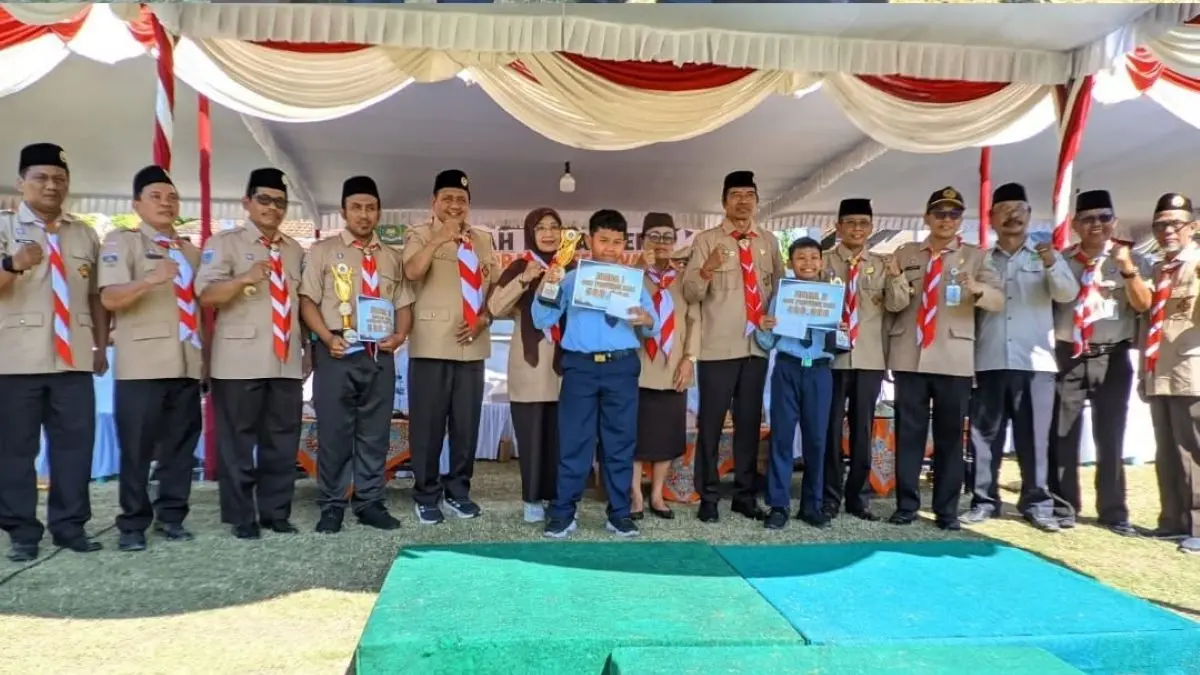 INOVASI: Siswa Madrasah Ibtidaiyah Nurul Huda (MINUHA) Singaraja menyabet Juara III Lomba Kreasi Inovasi Daerah Kabupaten Buleleng Tahun 2026 pada Kategori Masyarakat saat  foto bersama pejabat Kemenag Kabupaten dan Provinsi Bali. (IST/radarbali.id)