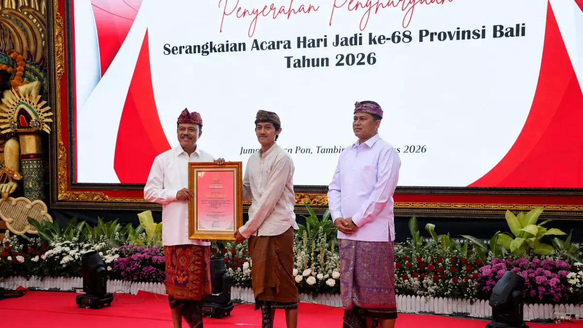 I Nyoman Mika Adiputra menerima penghargaan Anugerah Bali Swacitta Nugraha Tahun 2026 untuk Kategori Inovasi Teknologi Bidang IKM, UMKM, dan Koperasi, pada Jumat, 14 Agustus 2026 di Gedung Wiswa Sabha Utama, Kantor Gubernur Bali. (Diskominfo Tabanan For Radar Bali)