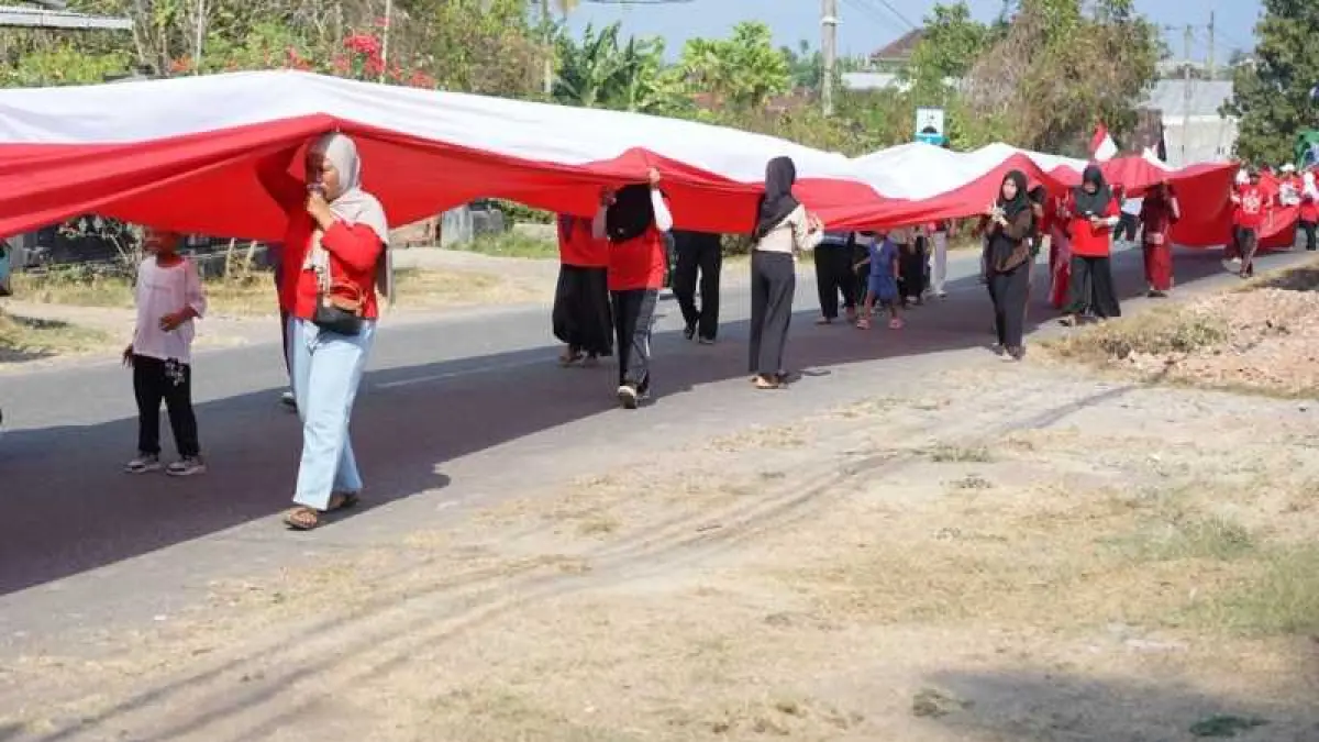 TAMBAH PANJANG SEMETER: Bendera Merah Putih sepanjang 81 meter dibentangkan dan diarak berkeliling jalan desa dalam rangka memperingati HUT ke-81 Kemerdekaan RI di Desa Pengembangan. (M.Basir)

&nbsp;