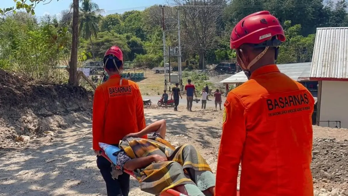 Tim SAR mengevakuasi warga yang terjebak di reruntuhan di NTT. (Foto: Basarnas)