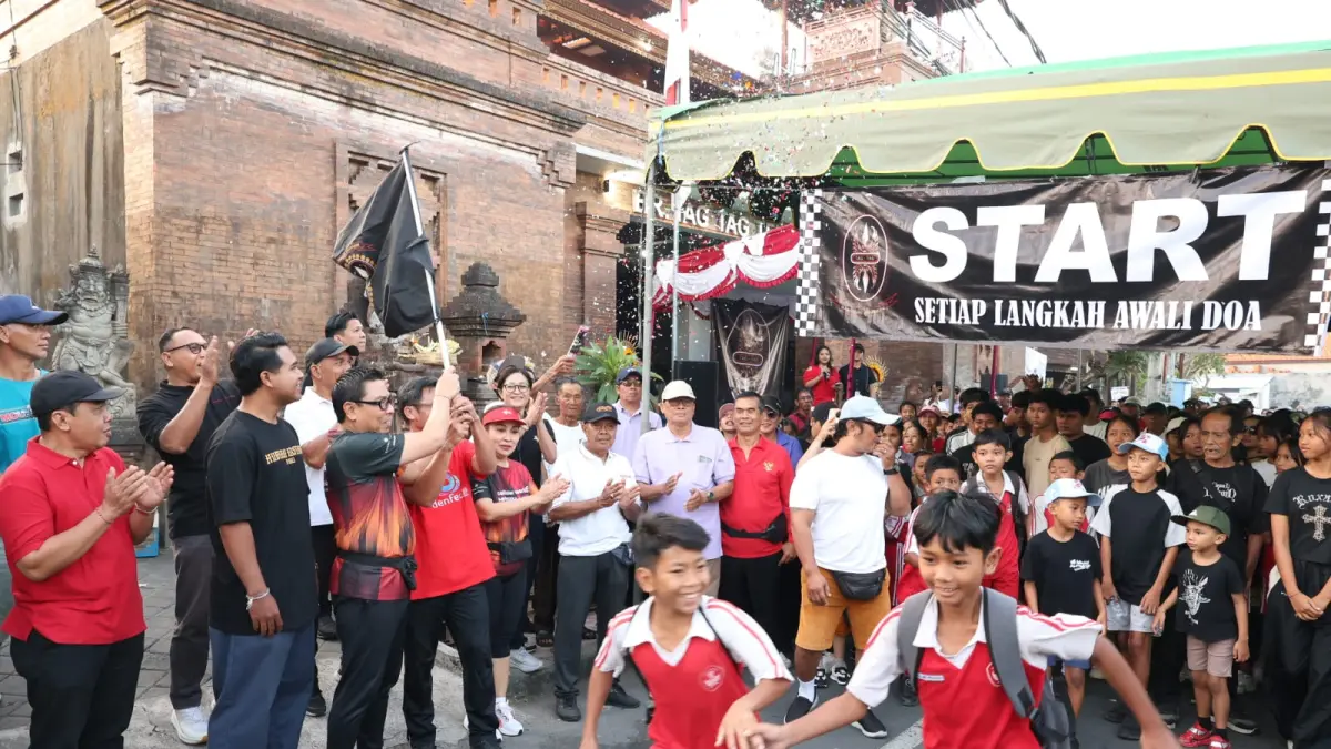 Wakil Wali Kota Denpasar Arya Wibawa turut menyemarakkan kegiatan Jalan Santai HUT ke-81 RI