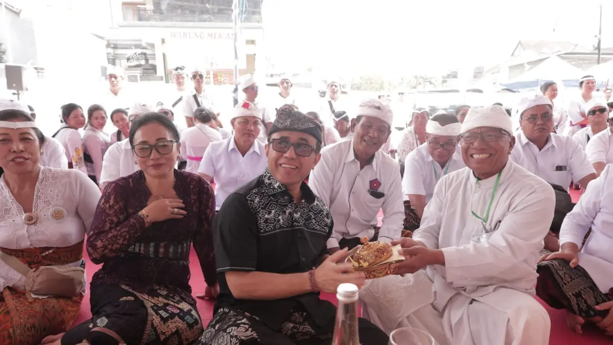 Walikota Denpasar I Gusti Ngurah Jaya Negara bersama masyarakat, saat menghadiri pelaksanaan puncak Upacara Karya Atma Wedana Desa Adat Padangsambian, yang diselenggarakan di kawasan Jalan Tukad Buana, Padangsambian Kaja, Minggu (16/8)