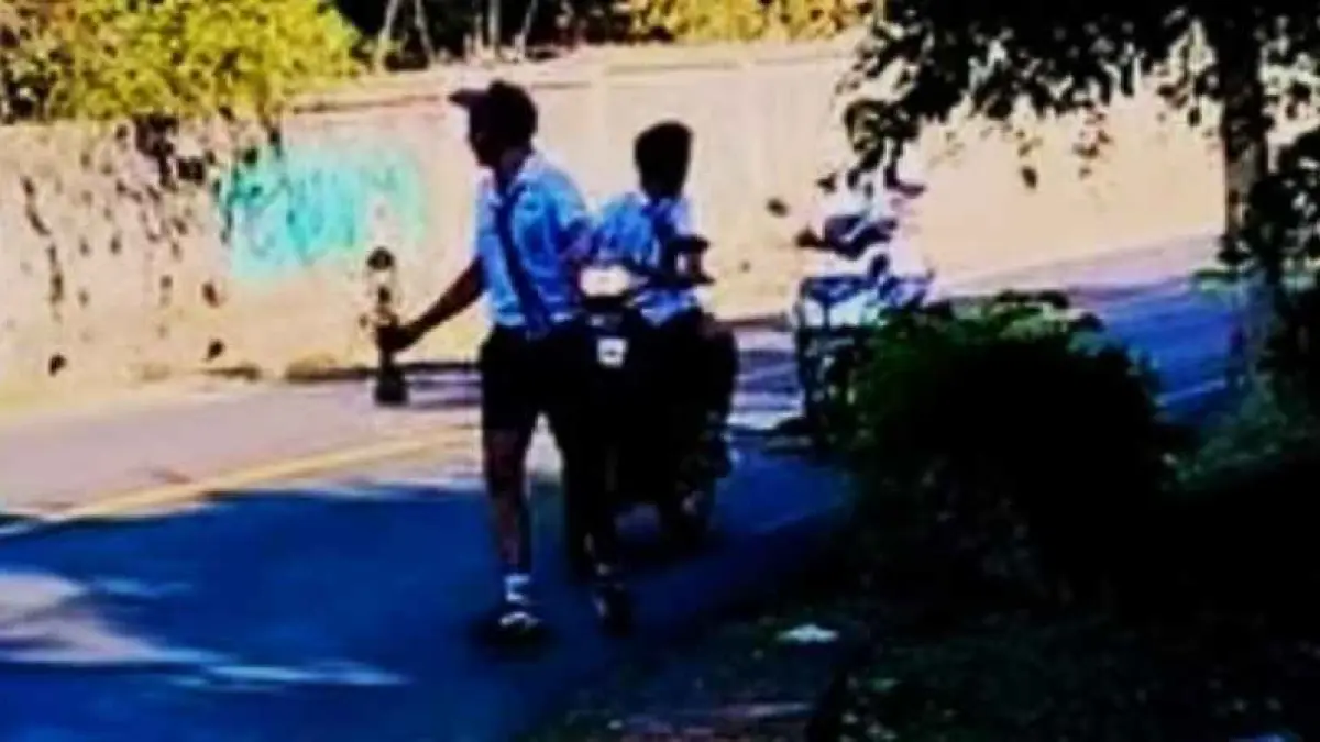 BAYAR NAZAR BAWA PIALA :&nbsp;&nbsp;I Gede Puspayasa saat menunaikan nazar untuk berjalan kaki sejauh 7 kilometer usai tim gerak jalan sekolahnya mendapat juara.(foto:Istimewa)