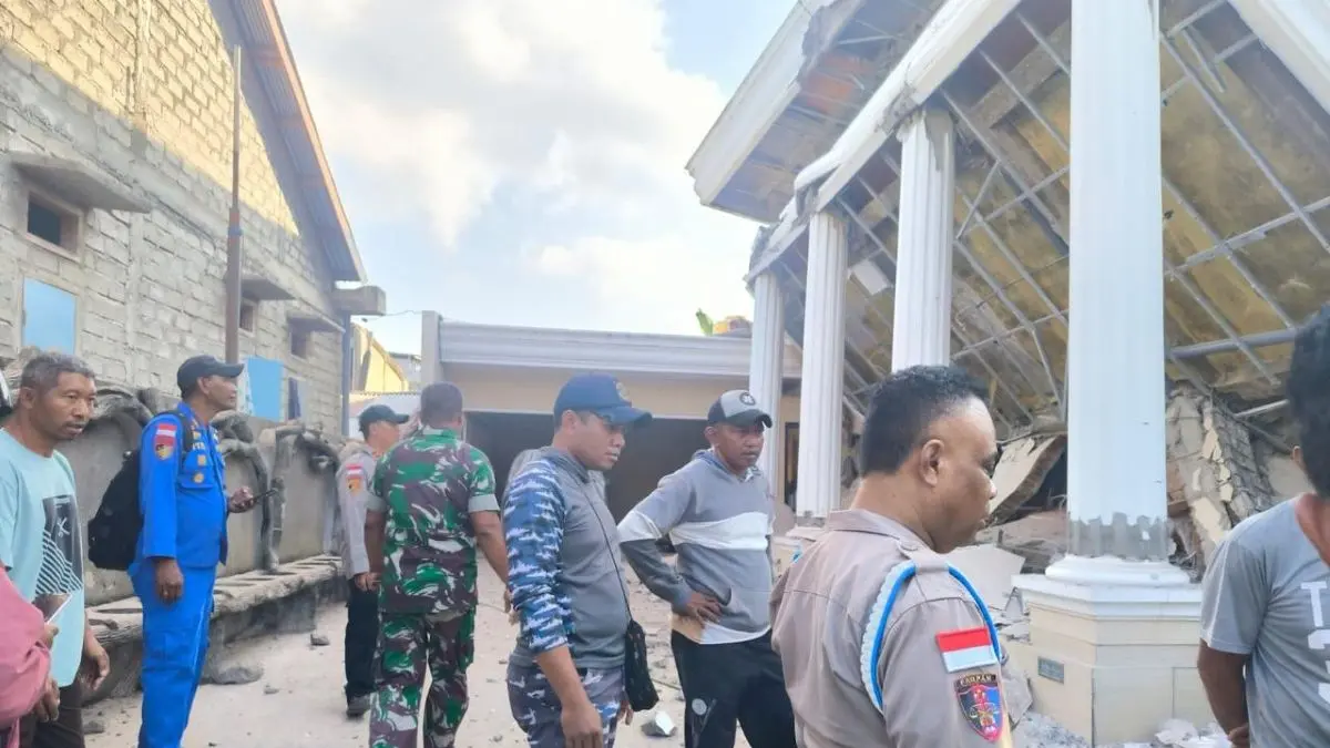 BONGKAR PUING: Aparat gabungan masih mencari korban akibat gempa tektonik berkekuatan magnitudo 7,7 di Flores NTT. (IST/radarbali.id)