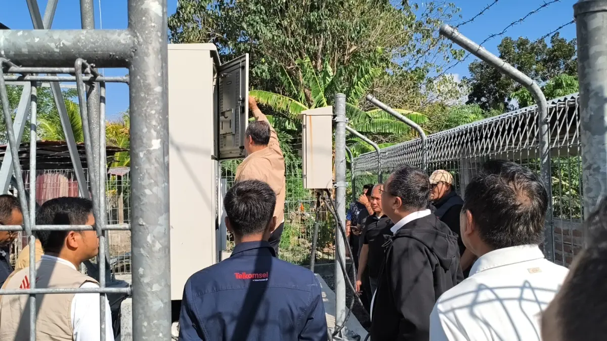 Direktur Network Telkom Nanang Hendarno menyerahkan bantuan kemanusiaan kepada masyarakat terdampak gempa di Kabupaten Nagekeo, Nusa Tenggara Timur, Selasa (18/8). Penyaluran bantuan menjadi bagian dari dukungan berkelanjutan TelkomGroup bagi masyarakat selama proses pemulihan pascabencana. (Humas Telkom for radarbali.id)